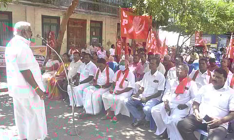 இந்திய கம்யூனிஸ்டு கட்சியினர் ஆர்ப்பாட்டத்தில் ஈடுபட்ட காட்சி.