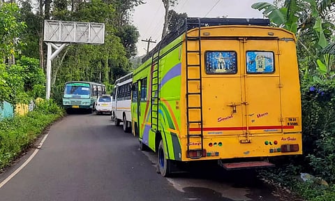 போக்குவரத்துக்கு இடையூறாக நிறுத்தப்பட்டுள்ள படப்பிடிப்பு வாகனங்கள்.