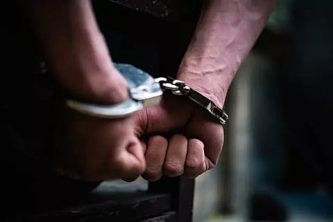 அதிக விலைக்கு மது விற்ற 2 பேர் கைது