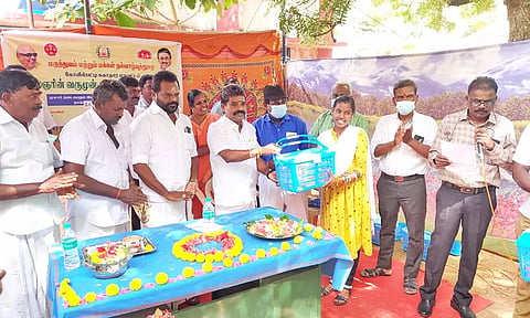 சிறப்பு மருத்துவ முகாமில் கர்ப்பிணி பெண்களுக்கு ஊட்டச்சத்து பெட்டகத்தை சண்முகையா எம்.எல்.ஏ. வழங்கிய போது எடுத்த படம்.