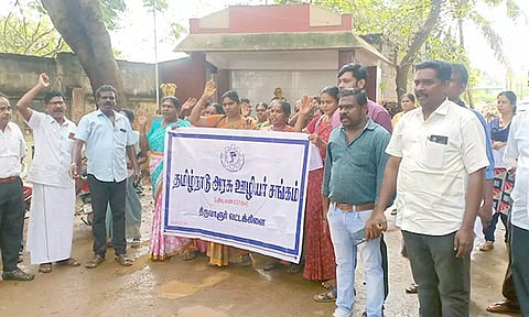 அரசு ஊழியர்கள் ஆர்ப்பாட்டம் செய்தனர்.