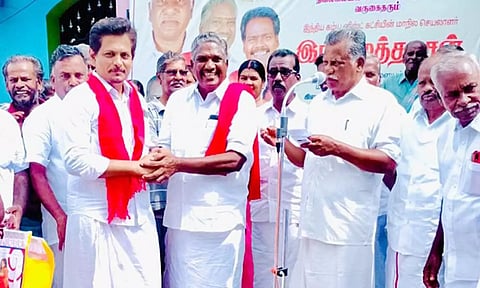 கம்யூனிஸ்ட் கட்சியில் இணையும் விழா நடைபெற்றது.