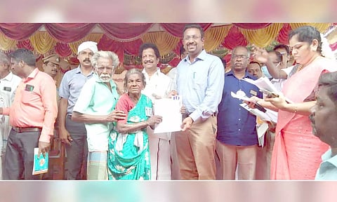 மக்கள் நேர்காணல் முகாமில் பொது மக்களுக்கு கலெக்டர் தினேஷ் பொன்ராஜ் ஆலிவர் நலத்திட்ட உதவிகளை வழங்கினார். 