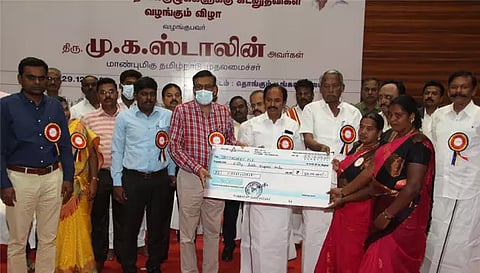  தமிழக அரசு சார்பில் மகளிர் சுய உதவி குழுக்களுக்கு கடன் மற்றும் நலத்திட்ட உதவிகள் வழங்கும் நிகழ்ச்சி தொங்கும் பூங்காவில் நடந்தது. இதில் மாவட்ட கலெக்டர் கார்மேகம் பங்கேற்று மகளிர் குழுக்களுக்கு கடன் உதவிகளை வழங்கினார். அருகில் ராஜேந்திரன் எம்எல்ஏ, மாநகராட்சி ஆணையாளர் கிறிஸ்துராஜ், திமுக கிழக்கு மாவட்ட செயலாளர் எஸ். ஆர். சிவலிங்கம், மேற்கு மாவட்ட செயலாளர் டி .எம் செல்வகணபதி மற்றும் அரசு அதிகாரிகள் உள்ளனர்.