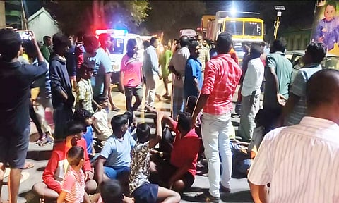 மறியலில் ஈடுபட்ட பொதுமக்கள்.