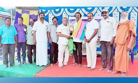 செங்கம் பரமனந்தலில் பாப்பாத்தி அம்மாள் கிருஷ்ணா நினைவு அறக்கட்டளை 5-ம் ஆண்டு முப்பெரும் விழா நடைபெற்றது. சிறப்பு அழைப்பாளராக கலந்து கொண்ட தளபதி பேரவை தலைவர் ஏ.ஆர்.அருள்காந்த் அவர்களுக்கு நினைவு பரிசு வழங்கினார். அருகில் தளபதி பேரவை பாப்பாத்தி அம்மாள் கிருஷ்ணா அறக்கட்டளை நிர்வாக அறங்காவலர் வழக்கறிஞர் ப.கி.தனஞ்செயன், மாநில துணை பொதுச் செயலாளர் எம்.மணிகண்டன், வேதபுரி கண்ணப்பசுவாமிகள், எழுத்தாளர் சண்முகம், லாயர் சந்திரமோகன், கண்ணன் உள்பட பலர் கலந்து கொண்டனர்.