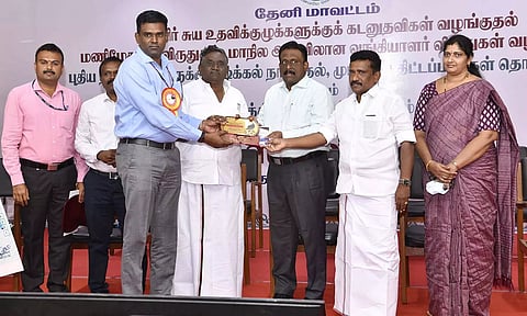 நிகழ்ச்சியில் மகளிர் சுயஉதவிக்குழுக்களுக்கு கடன் உதவிகளை கலெக்டர் முரளிதரன் வழங்கினார்.