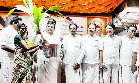 பொதுமக்களுக்கு தென்னங்கன்றுகள் வழங்கப்பட்டது.