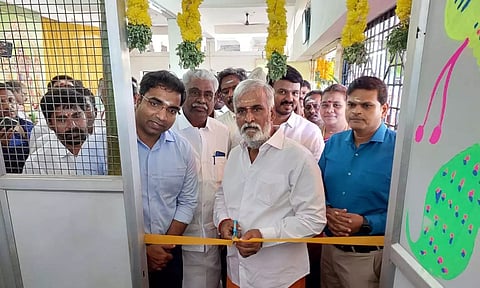 பக்தர்களின் செல்போன்கள் வைப்பதற்காக அமைக்கப்பட்ட அறையை அமைச்சர் சேகர்பாபு ரிப்பன் வெட்டி திறந்து வைத்த காட்சி.