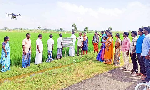 நானோ யூரியா தெளிப்பது குறித்து விவசாயிகளுக்கு செயல்விளக்கம் அளிக்கப்பட்டது. 