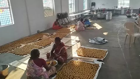 குமாரபாளையத்தில் லட்டு தயாரிக்கும் பணி தீவிரம்