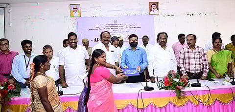 கள்ளக்குறிச்சியில் மாவட்ட கலெக்டர் அலுவலகத்தில் நடைபெற்ற நிகழ்ச்சியில் பயனாளி ஒருவருக்கு கடனுதவி வழங்கப்பட்டது.