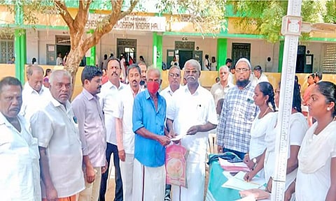 ஆறுமுகநேரி பேரூராட்சித் துணைத் தலைவர் கல்யாணசுந்தரம் முகாமை தொடங்கி வைத்தபோது எடுத்தபடம்.