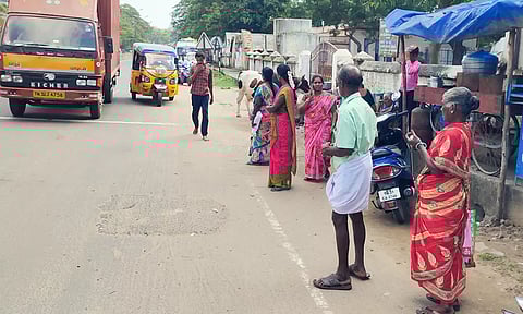 கடலூர் அரசு மருத்துவமனை அருகே பயணிகள் நிழற்குடை இல்லாததால் பயணிகள் ரோட்டில் பஸ்சுக்காக காத்திருப்பதை படத்தில் காணலாம்