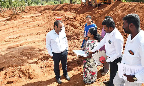 குமாரம்பட்டியில் கசிவுநீர் குட்டை அமைக்கும் பணிகளை கலெக்டர் ஜெயசந்திரபானுரெட்டி பார்வையிட்டு ஆய்வு செய்த போது எடுத்தபடம்.