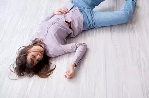 மயங்கி விழுந்து பெண் சாவு