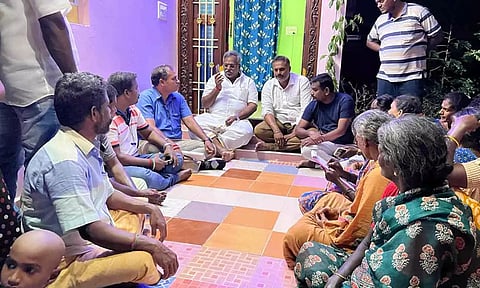 மக்கள் சந்திப்பு நிகழ்ச்சியில் சபாநாயகர் ஏம்பலம் செல்வம் பொதுமக்களிடம் குறைகைளை கேட்டு அறிந்த காட்சி.