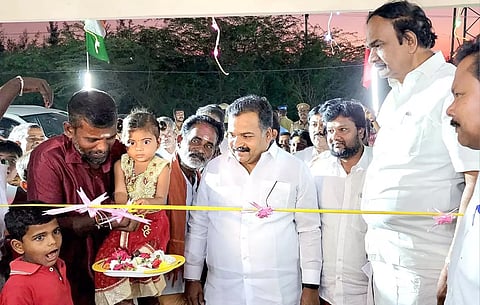 புதிய பஸ் நிறுத்த நிழற்குடையை மாணிக்கம் தாகூர் எம்.பி., சீனிவாசன் எம்.எல்.ஏ. ஆகியோர் திறந்து வைத்தனர்.