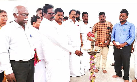 வேளாண்மை விரிவாக்க மைய கட்டிடத்தை எம்.எல்.ஏ.க்கள் நிவேதா முருகன், பன்னீர்செல்வம் ஆகியோர் குத்துவிளக்கேற்றி திறந்து வைத்தனர்.