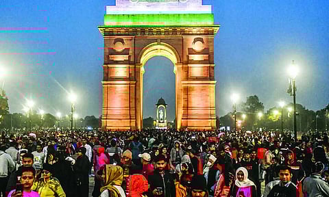 டெல்லியில் புத்தாண்டு கொண்டாட்டத்தில் ஈடுபட்ட மக்கள் 