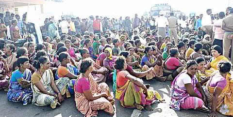 சாலை மறியலில் ஈடுபட்ட பொதுமக்கள்.