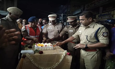 நள்ளிரவில் மாவட்ட போலீஸ் சூப்பிரண்டு ஹரிகிரண் பிரசாத் கேக் வெட்டியபோது எடுத்த படம்.