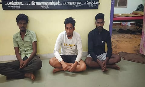 அரசு பஸ்சின் கண்ணாடியை உடைத்து கண்டக்டரை தாக்கிய 3 வாலிபர்களை படத்தில் காணலாம்