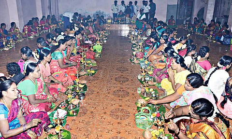 கீழக்கரை சித்தி விநாயகர் கோவிலில் அகில பாரத அய்யப்பா சேவா சங்கத்தின் சார்பில் நடந்த திருவிளக்கு பூஜையில் பெண்கள் பங்கேற்றனர்.