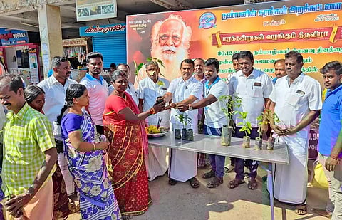 பொதுமக்களுக்கு மரக் கன்றுகள் வழங்கிய போது எடுத்தபடம்.