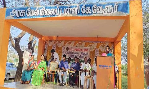 ஆற்காடு ஊராட்சி ஒன்றிய குழு தலைவர் புவனேஸ்வரி சத்தியநாதன் கலை நிகழ்ச்சி விழிப்புணர்வை தொடங்கி வைத்தார்.