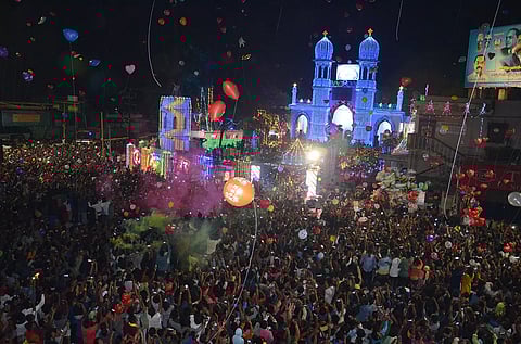 ஈரோட்டில் நள்ளிரவில் களை கட்டிய புத்தாண்டு கொண்டாட்டம்