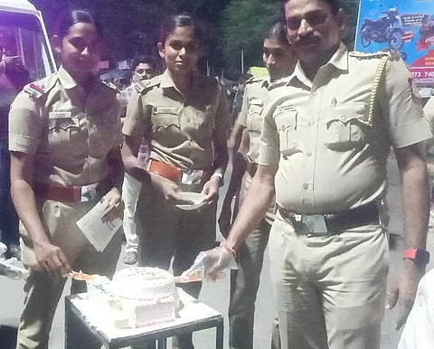 புத்தாண்டு பிறந்ததை முன்னிட்டு முசிறியில் டி.எஸ்.பி தலைமையில் கேக் வெட்டி கொண்டாடிய போலீசார்