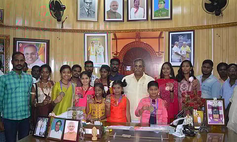 தேசிய அளவிலான நடன போட்டியில் பதக்கங்கள் வென்று சாதனை படைத்த மாணவ-மாணவிகள் சபாநாயகர் ஏம்பலம் செல்வத்தை சந்தித்து வாழ்த்து பெற்ற காட்சி.