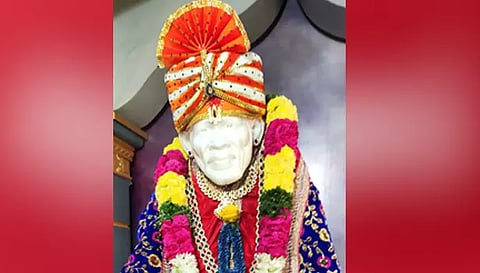 சாய்பாபா சிறப்பு அலங்காரத்தில் அருள்பாலித்த காட்சி. 