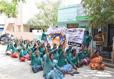 கடலூர் பாதிரிக்குப்பம் ஊராட்சி அலுவலகத்தை முற்றுகையிட்டு தர்ணா போராட்டத்தில் ஈடுபட்டனர். 
