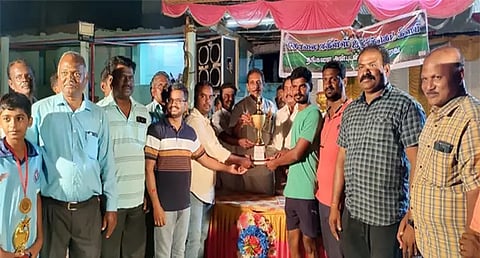 கிரிக்கெட் போட்டியில் வெற்றி பெற்ற அணிகளுக்கு கோப்பை வழங்கிய போது எடுத்த படம்.