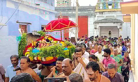 சயன கோலத்தில் பெருமாள் பரமபத வாசல் வழியாக வந்து பக்தர்களுக்கு காட்சியளித்தார்.