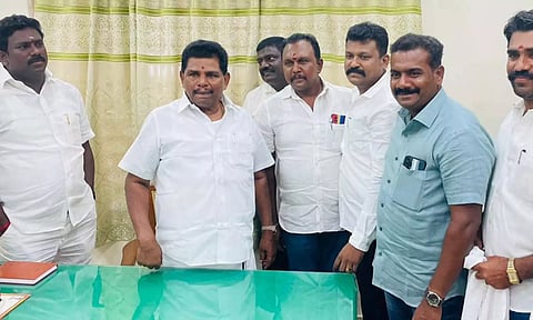 அமைச்சர் அனிதா ராதாகிருஷ்ணனிடம் மனு கொடுத்த தி.மு.க. நிர்வாகிகள்.