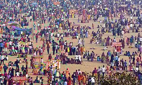 மெரினா கடற்கரையில் நேற்று இரவு திரண்ட ஒரு லட்சம் பேர்- காணாமல் போன 30 குழந்தைகள் மீட்பு