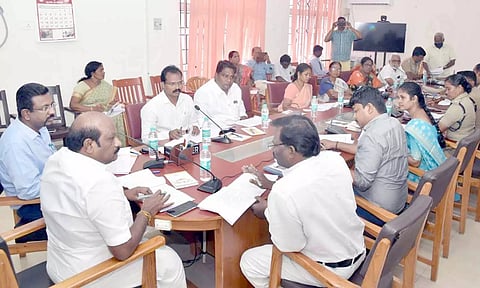 தஞ்சை கலெக்டர் அலுவலக கூட்டரங்கில் நீதித்துறை, அரசுத்துறை அலுவலர்களுடன் விழிக்கண் குழு கூட்டம் நடைபெற்றது.