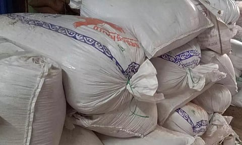 மோகனூர் அருகே வீட்டில் பதுக்கிய 830 கிலோ ரேஷன் அரிசி பறிமுதல்