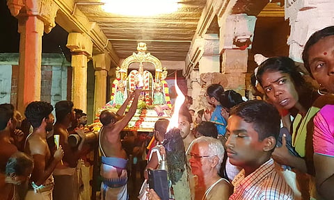 தென்திருப்பேரை மகர நெடுங்குழைக்காதர் கோவிலில் சொர்க்கவாசல் திறப்பு விழாவின் போது பக்தர்களுக்கு பரமபத வாசல் வழியாக சுவாமி தரிசனம் அளித்தார்.