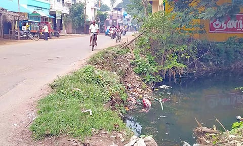 தடுப்புச்சுவர் இல்லாமல் காணப்படும் அன்னுகுடி பிரிவு வாய்க்கால் பாலம்.