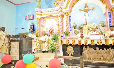 தூத்துக்குடி மறைமாவட்ட ஆயர் ஸ்டீபன் அந்தோணி பிரார்த்தனை நடத்திய போது எடுத்த படம்.