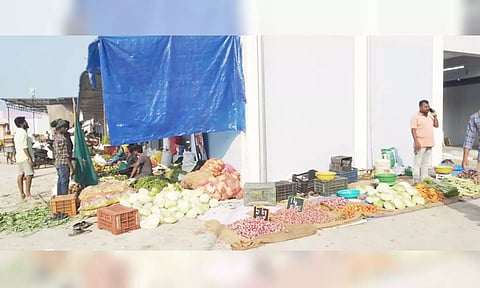 வெளியே கொட்டி வைத்து காய்கறி வியாபாரம் செய்யும் சிறிய கடை வியாபாரிகள்.