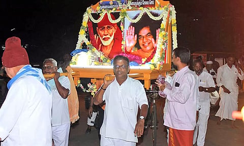 ஊர்வலத்தில் கலந்து கொண்டவர்களை படத்தில் காணலாம்.