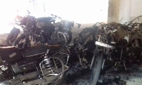 தீப்பிடித்து எரிந்த மோட்டார் சைக்கிள்கள்.