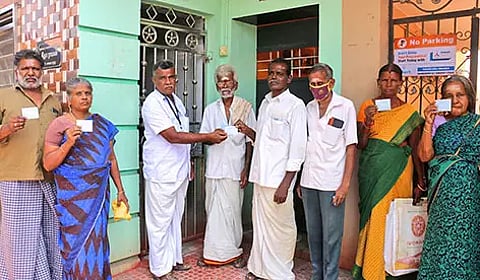 வண்ணார்பேட்டையில் ஒரு வீட்டில் பொங்கல் தொகுப்பு ேடாக்கன் வழங்கப்பட்ட காட்சி