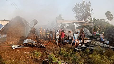 தீ விபத்தில் 3 குடிசை வீடுகள் எரிந்து சேதம்