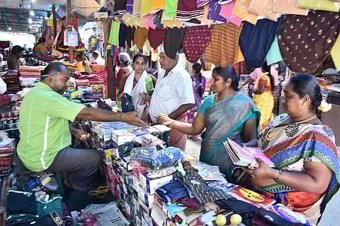 ஜவுளி சந்தையில் வெளி மாநில வியாபாரிகள் குவிந்ததால் மொத்த வியாபாரம் அமோகம்